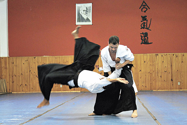 Praticantes de artes marciais desenvolvem habilidades como segurana, disciplina e autoconfiana