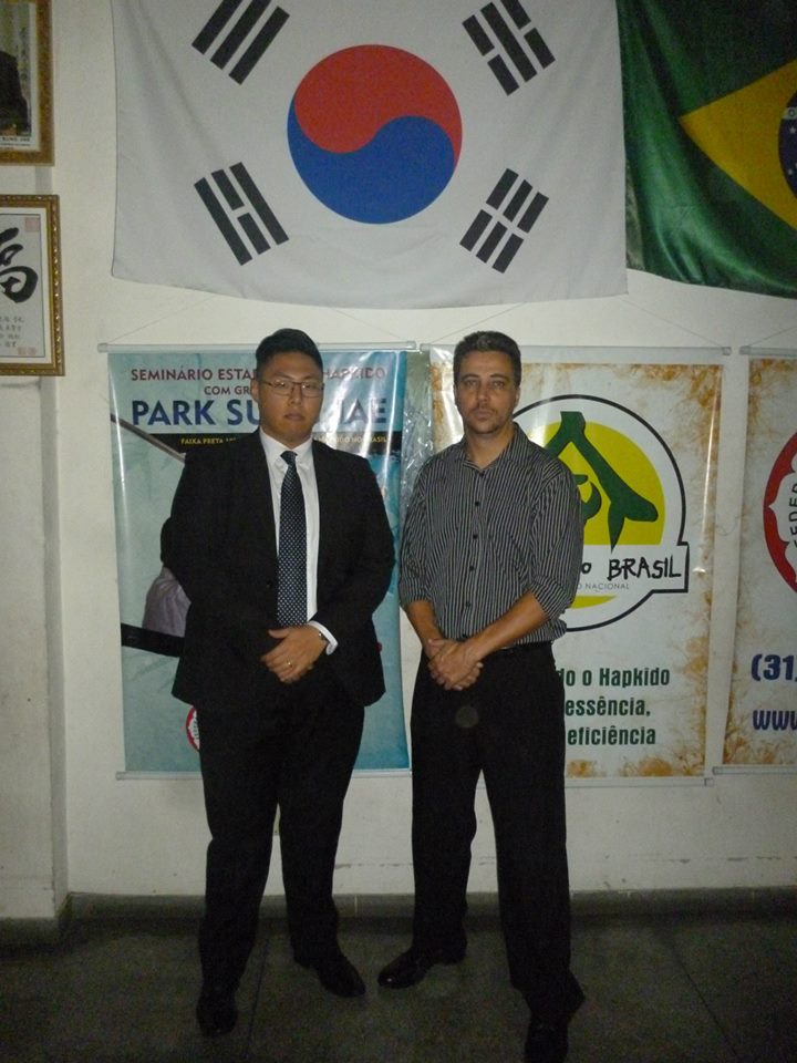 Dr. Daniel Park visita a Academia Sadja