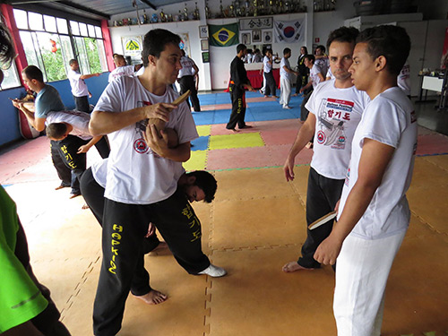 Defesa pessoal contra faca e arma de fogo