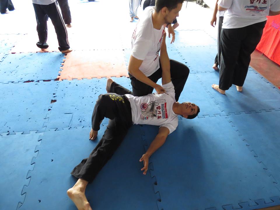 Curso de Defesa Pessoal contra Faca e Arma de Fogo