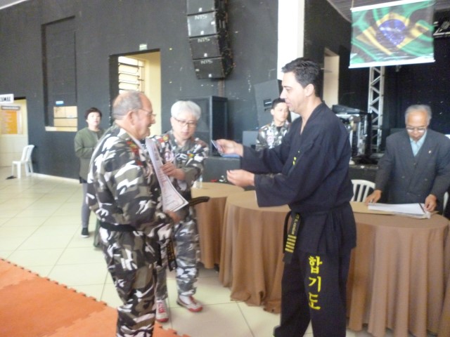 MESTRE JOUBERT ENTREGANDO CERTIFICADO DE HOMENAGEM DA FMHKD E C�MARA MUNICIPAL DE BH A MESTRES DE OUTROS ESTADOS DO BRASIL