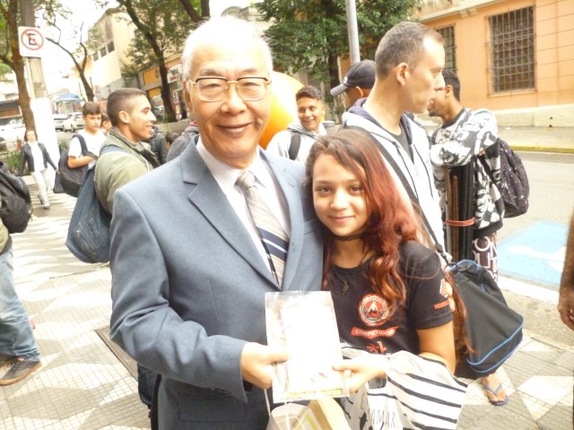 A PEQUENA ANNYE ELLEN RECEBENDO O CARINHO DE MESTRES ILUSTRES EM SP